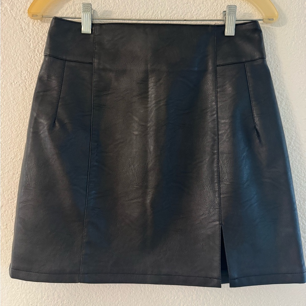 Topshop black faux leather mini skirt size 6 (no tags, worn once)